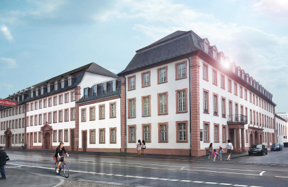 Fassade des Eltzer Hofes mit weißem Putz, roten Fensterrahmen und Mansarddach an einer Straßenecke bei Tageslicht.