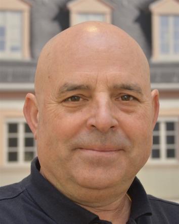 Carlos Teixeira, Hausmeister