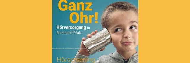 Titelblatt des Ärzteblatts Rheinland-Pfalz mit der Überschrift 'Ganz Ohr! Hörversorgung in Rheinland-Pfalz' und einer Person, die eine Dose ans Ohr hält.