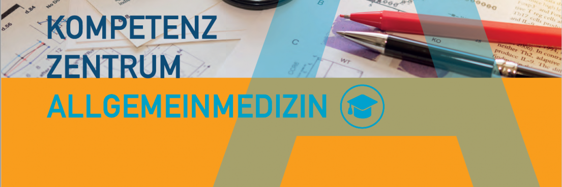 Stethoskop auf Zeitungsseite mit medizinischem Text, daneben ein roter und ein silberner Kugelschreiber, im Hintergrund ein Buch mit dem Titel 'Medizin'. Text: 'KOMPETENZ ZENTRUM ALLGEMEINMEDIZIN' mit