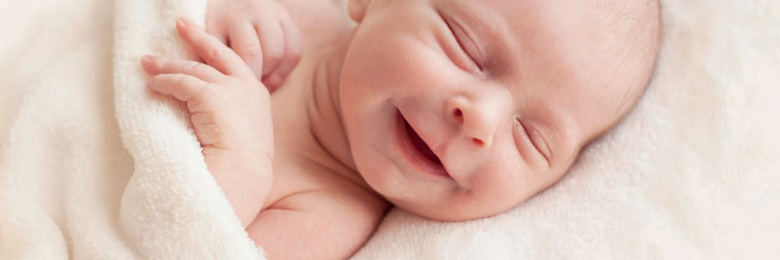 Neugeborenes in weißer Decke liegend, Text 'Willkommen im Leben!' und 'Geburtshilfliche Versorgung in Rheinland-Pfalz' in türkisgrüner Schrift.
