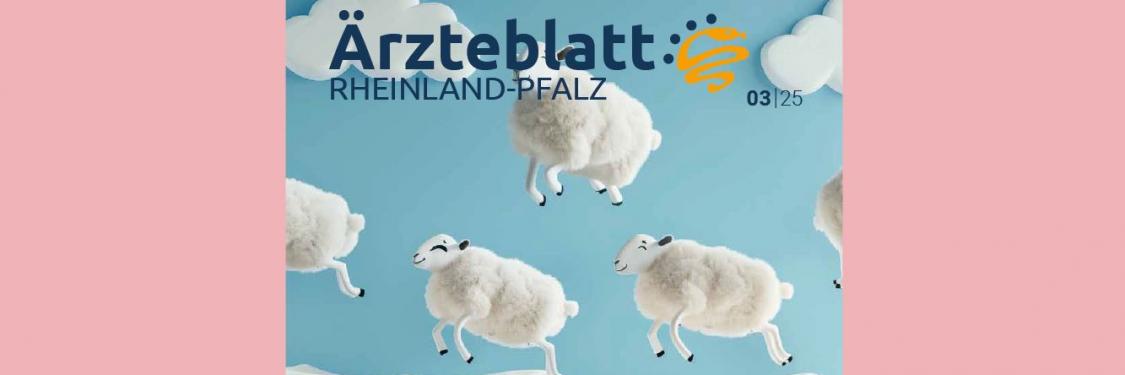 Mehrere weiße Schafe springen vor blauem Himmel über ein weißes Bett mit Kissen. Text: 'Ärzteblatt Rheinland-Pfalz 03|25', 'Gute Nacht! Einblicke in die Schlafmedizin'.