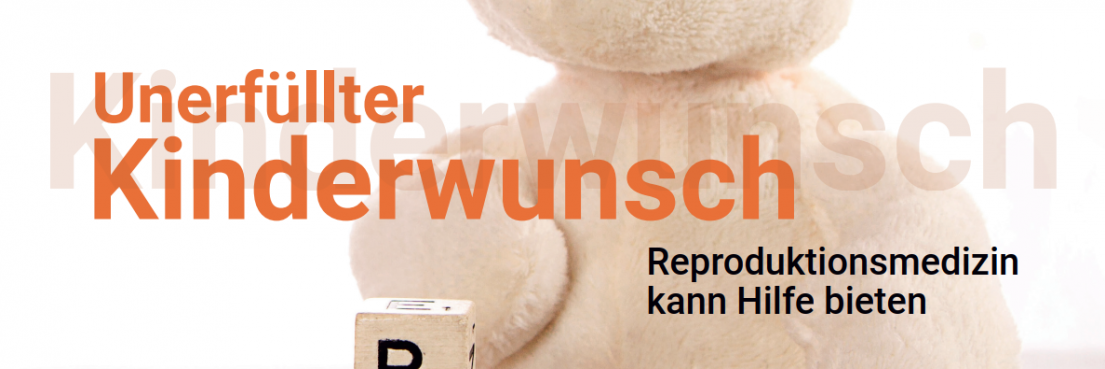 Weißer Teddybär mit brauner Nase und schwarzen Augen, daneben Würfel mit Buchstaben, Text 'Unerfüllter Kinderwunsch' und 'Reproduktionsmedizin kann Hilfe bieten'