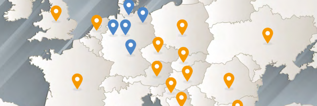 Karte von Europa mit orangefarbenen und blauen Markierungen an verschiedenen Orten.