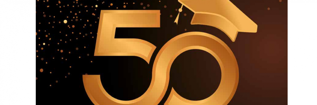 Goldene Zahl 50 mit Doktorhut auf der Null vor dunklem Hintergrund mit goldenen Punkten links oben.