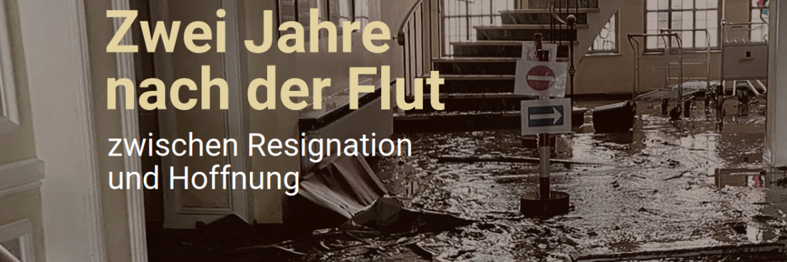 Überfluteter Innenraum mit Treppe, Wasser steht auf dem Boden, Text 'Zwei Jahre nach der Flut zwischen Resignation und Hoffnung'