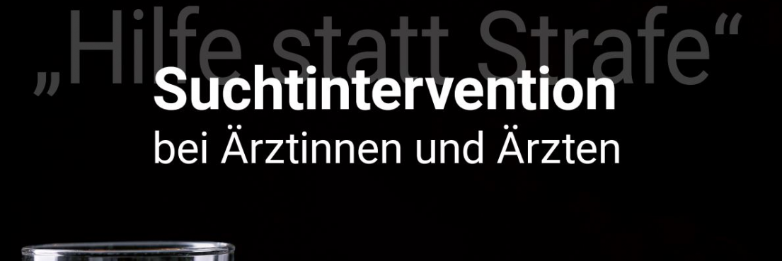 Glas mit braunem Getränk, umgefallene Pillendose mit bunten Tabletten, Aschenbecher mit Zigaretten, Text 'Suchtintervention bei Ärztinnen und Ärzten' vor dunklem Hintergrund