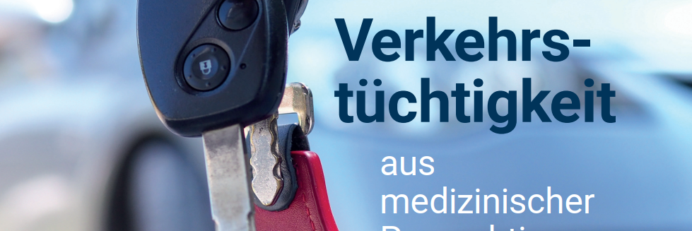 Autoschlüssel mit rotem Schlüsselanhänger und medizinischem Symbol, unscharfer Autohintergrund, Text 'Verkehrstüchtigkeit aus medizinischer Perspektive'