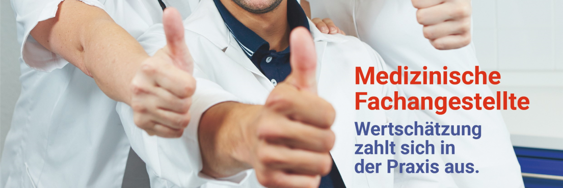 Drei Personen in weißer Arbeitskleidung zeigen Daumen nach oben. Text: 'Medizinische Fachangestellte Wertschätzung zahlt sich in der Praxis aus.'