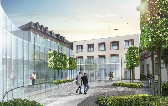 nnenhof des Neubaus "Eltzer Hof" mit Glasfassade, rechteckigem Gebäude, gepflastertem Boden, Bäumen in quadratischen Beeten und Personen, die sich bewegen.