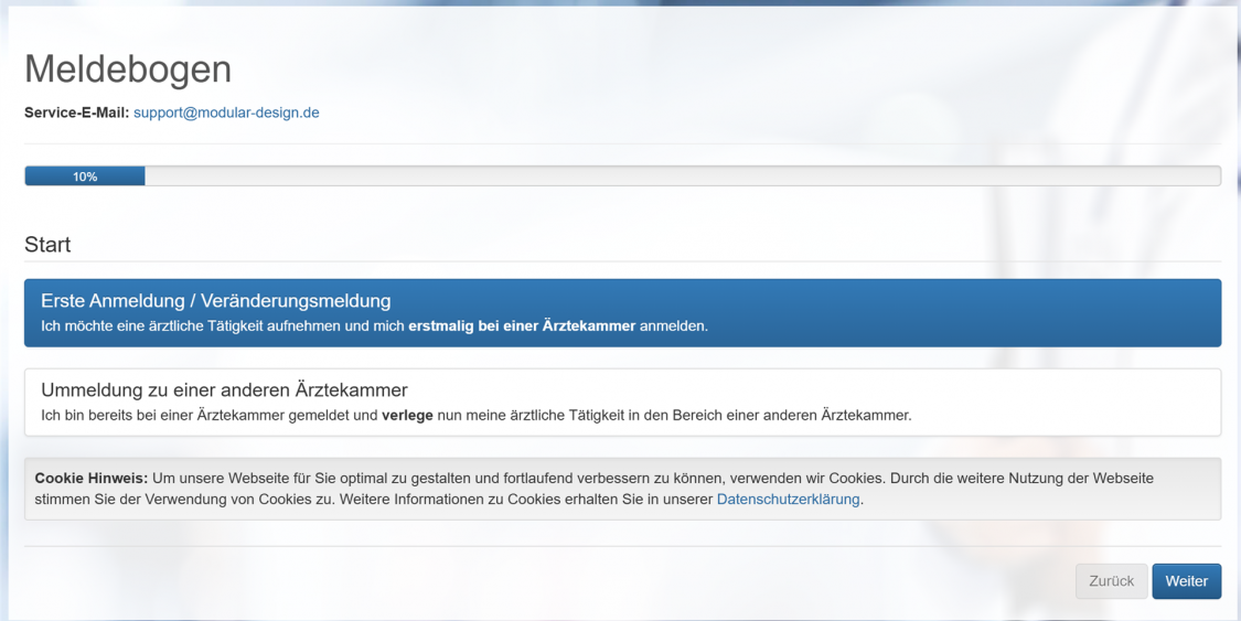 Webseite mit Meldebogen für die An- oder Ummeldung von Ärzten bei der Kammer, blau hinterlegte Auswahlfelder mit Text zu Anmeldung und Cookie-Hinweis, Schaltflächen 'Zurück' und 'Weiter'